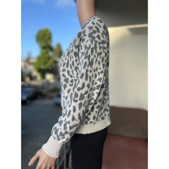 LOFT Women's Button Up Cardigan Sweater Cheetah Print V-Neck Gray Cream Size S - Picture 3 of 8